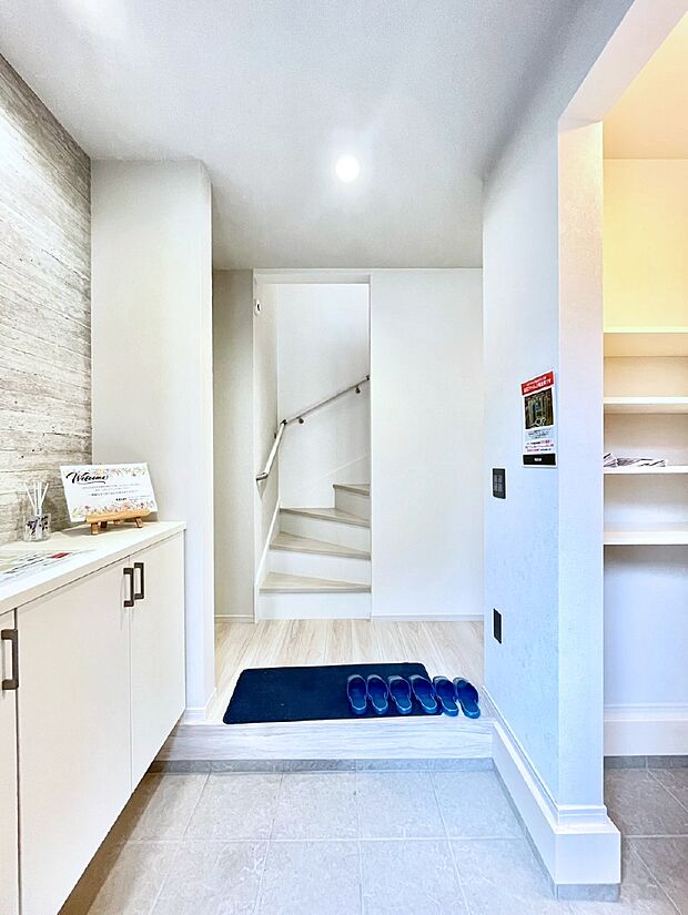 明るい玄関はお客様をお出迎えするのにぴったりです!