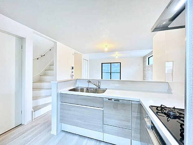 リビングを見渡せる人気のカウンターキッチン。 家族を見守りながら家事をすることができます。