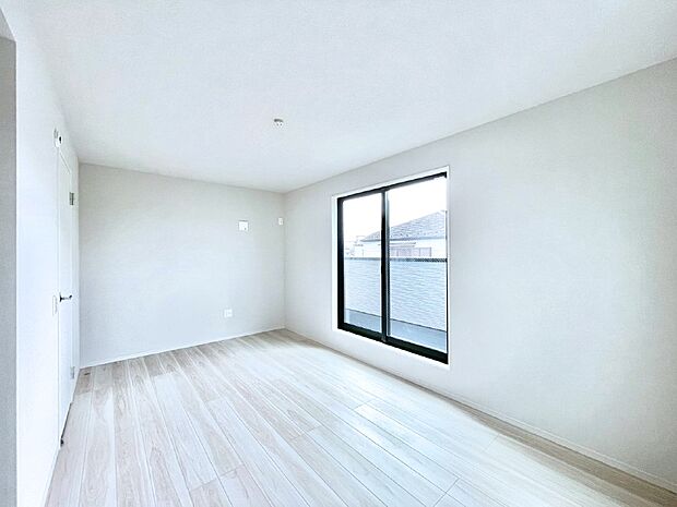 明るいバルコニーサイドに洋室を設置。目覚めの良い寝室に。