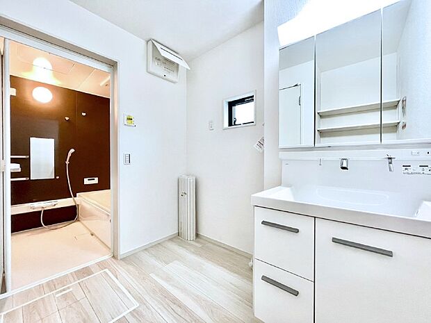 小窓がついているので湿気の多い場所でも換気が十分行えます。毎日の身支度を気持ち良く！