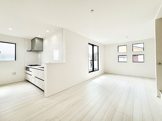 明るい陽光が注ぎ、寛ぎの雰囲気に満たされるリビング・ダイニング。 