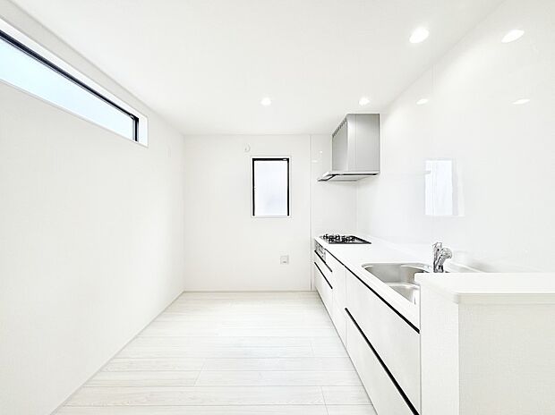 爽やかな風が通り抜けるキッチン。窓があるので明るく換気にも役立ちます。