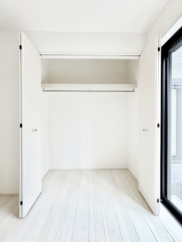 洋室のクローゼット。奥行きがあるので厚手の衣類もすっきり収まります。