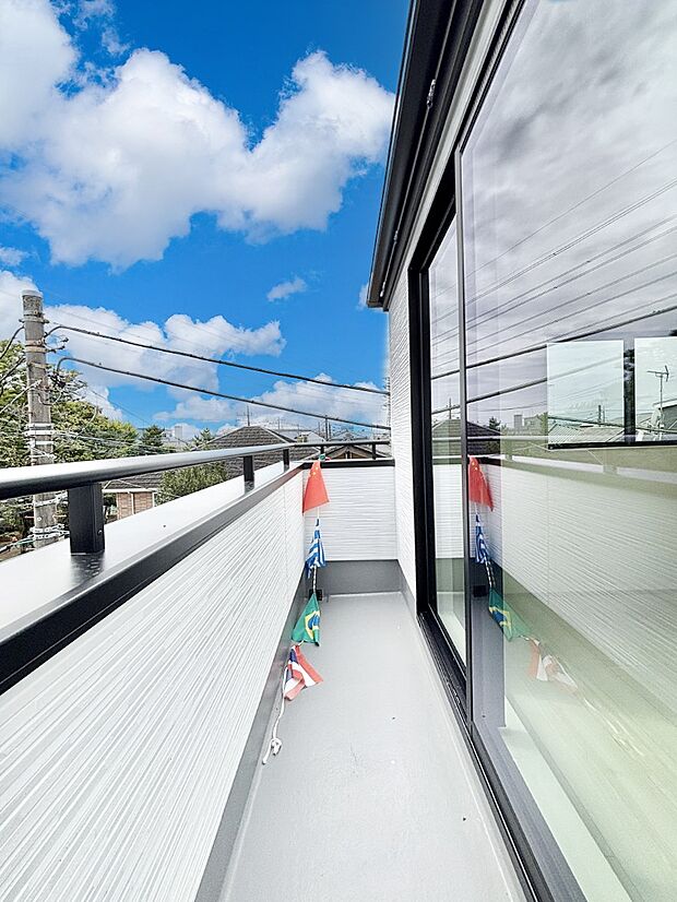 ゆったりバルコニーだから沢山お洗濯ものを干せます。