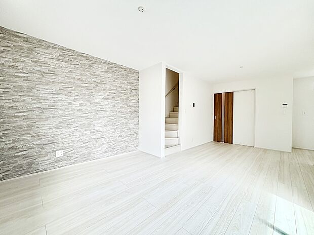 家族の笑顔が自然と生まれてくる、そんな雰囲気のダイニングに仕上がっています。