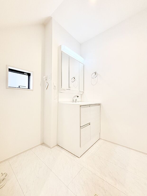 清潔感ある洗面化粧室で朝の身支度も快適