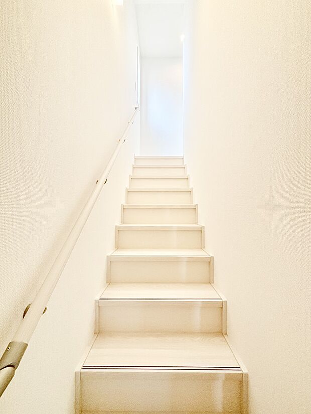 安全性を考慮し階段には手すりを設置しています