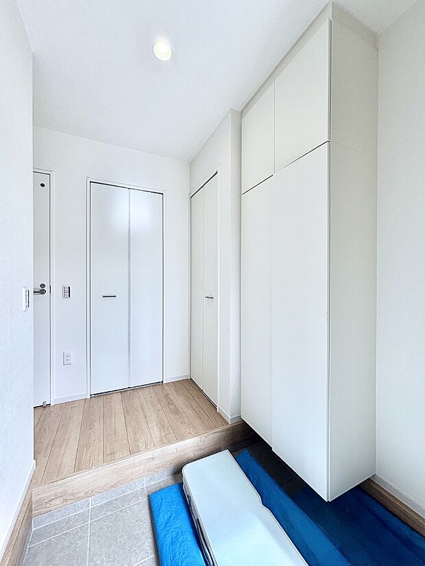 天井まである玄関収納で、家族全員の靴もすっきり収納！ 