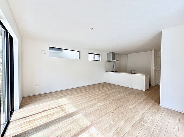 ご家族の賑やかな話し声で包まれる明るいリビング