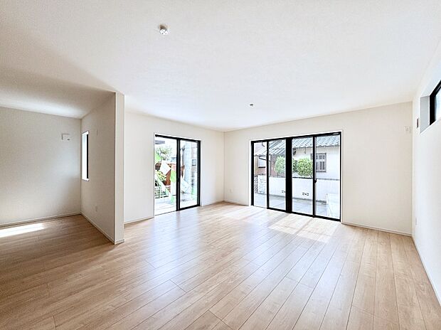 明るい陽光が注ぎ、寛ぎの雰囲気に満たされるリビング・ダイニング。 