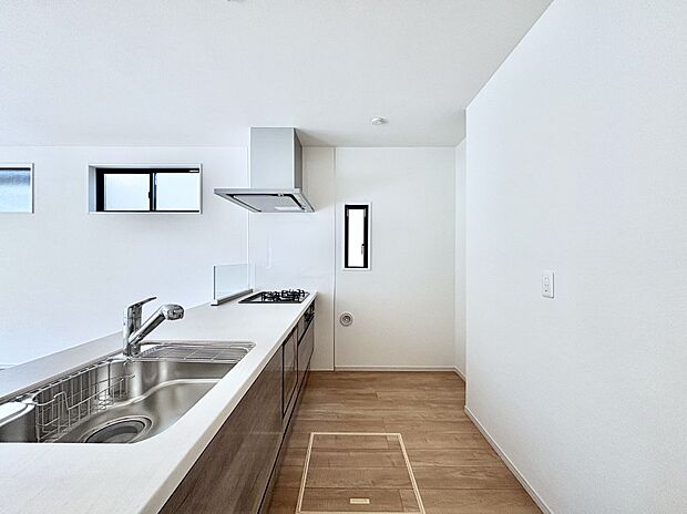 爽やかな風が通り抜けるキッチン。窓があるので明るく換気にも役立ちます。