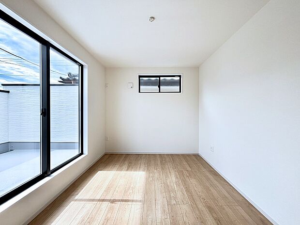 明るいバルコニーサイドに洋室を設置。目覚めの良い寝室に。