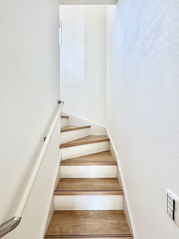 安全性を考慮し階段には手すりを設置しています