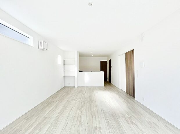 ご家族の賑やかな話し声で包まれる明るいリビング