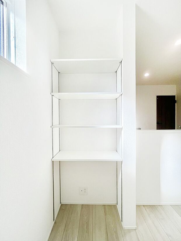 リビングの可動棚付き収納