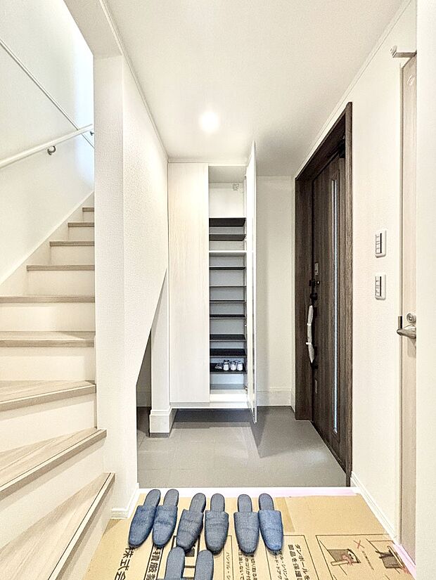 明るい玄関はお客様をお出迎えするのにぴったりです!