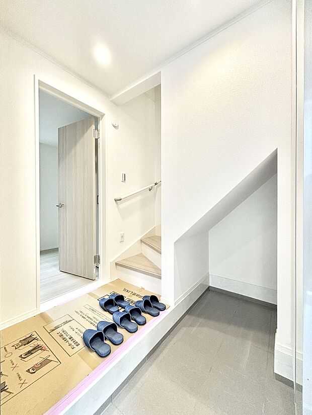 家族の帰宅やお客様をあたたかく迎える玄関  