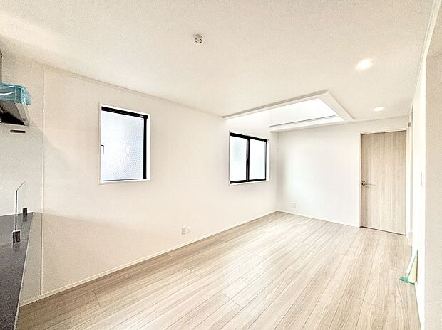 明るい陽光が注ぎ、寛ぎの雰囲気に満たされるリビング・ダイニング。