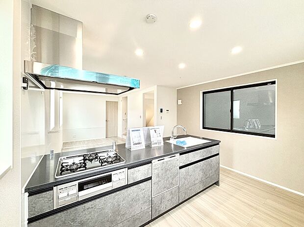 料理をしながらでもご家族との会話を楽しめる対面キッチン