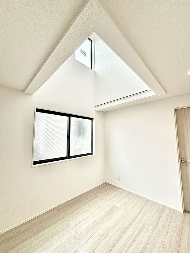 明るい日差しが差し込む吹き抜け設計