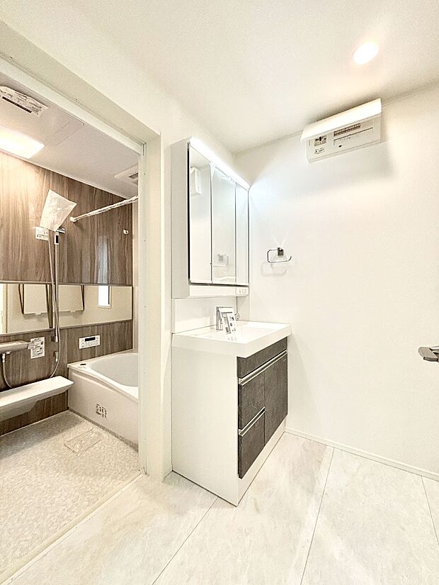 清潔感のある快適空間です。毎日の身支度も気持ち良くお使い頂けます。 