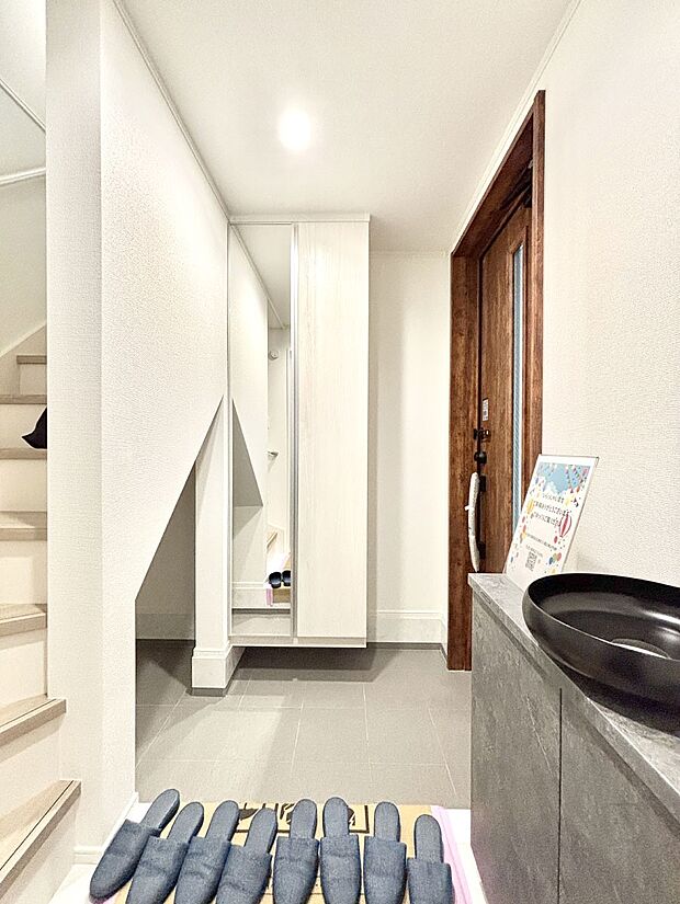 明るい玄関はお客様をお出迎えするのにぴったりです!