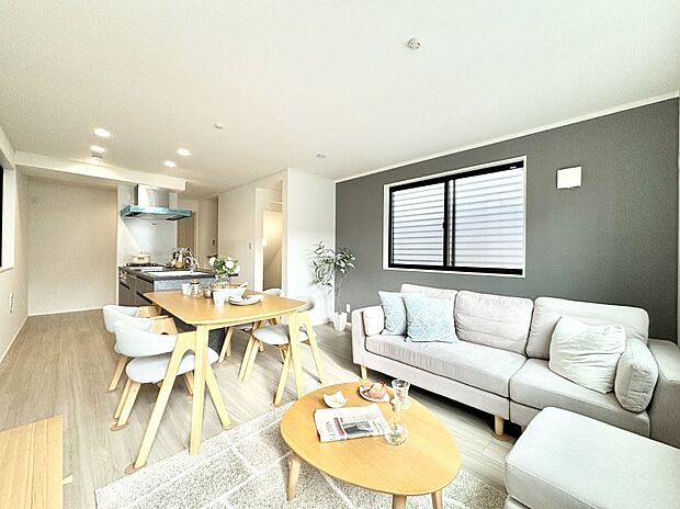 ご家族の賑やかな話し声で包まれる明るいリビング