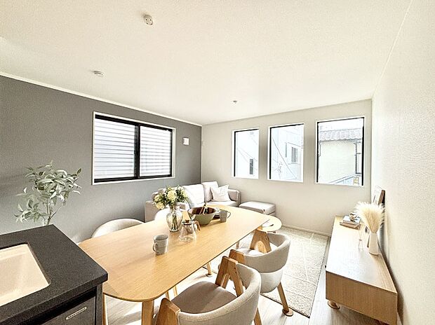 落ち着いた雰囲気のLDKは家族みんなの快適空間