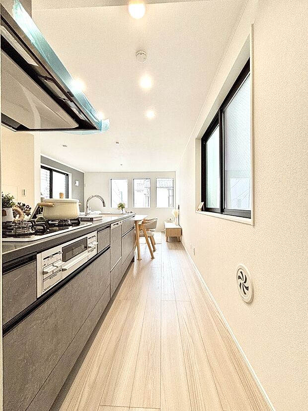 ゆとりあるキッチンではご家族と楽しくお料理ができます。