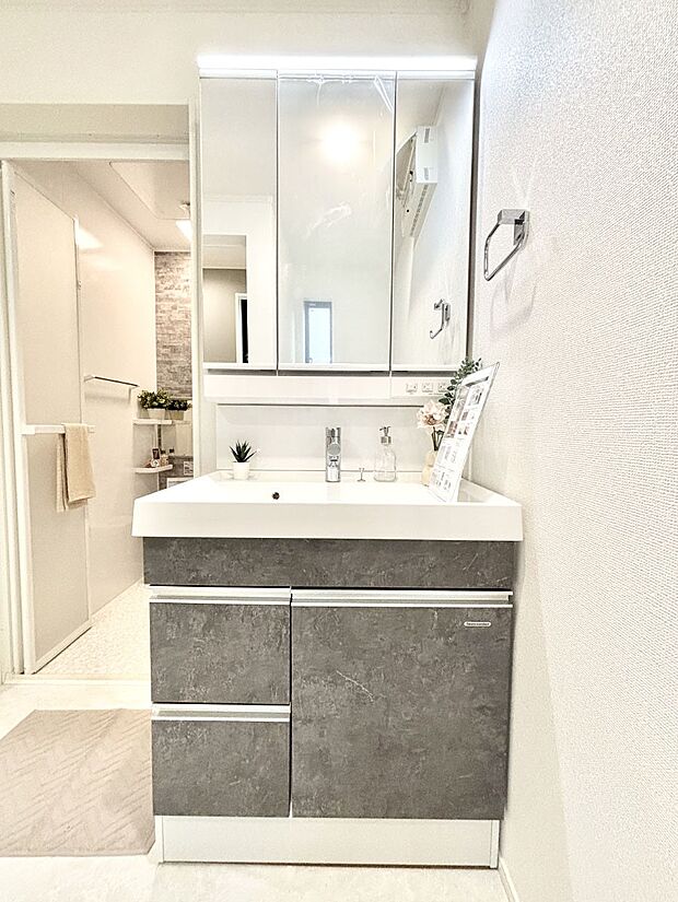 大きく見やすい三面鏡で清潔感ある洗面台は、身だしなみチェックや肌のお手入れにおすすめです。