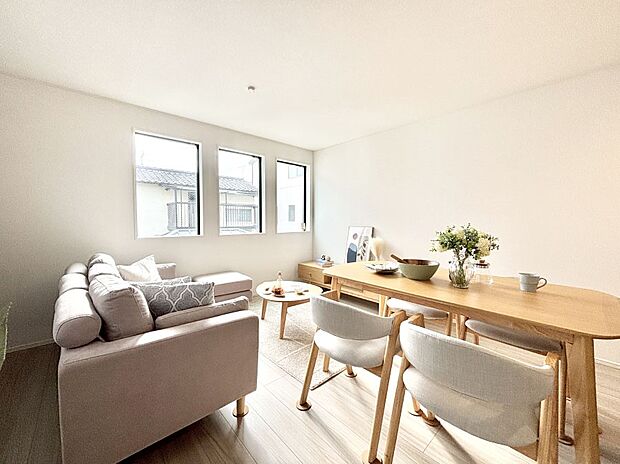 明るい陽光が注ぎ、寛ぎの雰囲気に満たされるダイニング。   