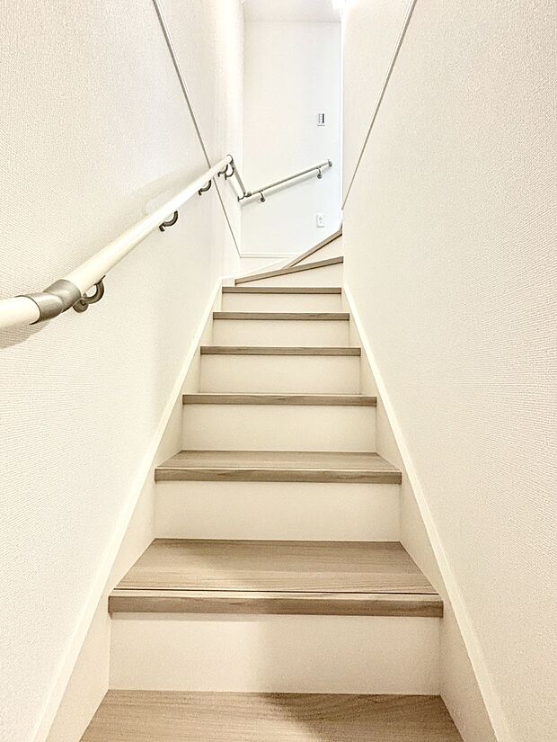 安全性を考慮し階段には手すりを設置しています