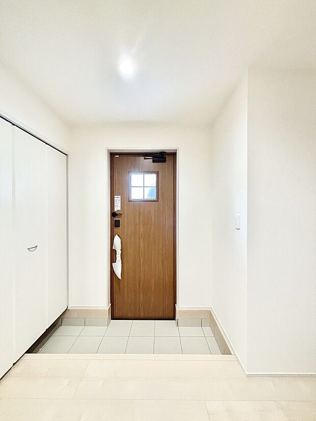 明るい陽光が入り込む玄関。ご家族の靴もスッキリ収納できる玄関収納付き!