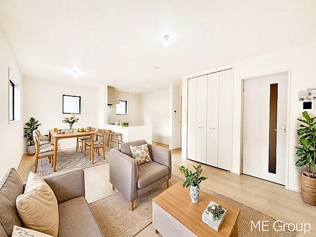 ご家族の賑やかな話し声で包まれる明るいリビング 　※家具はCGです