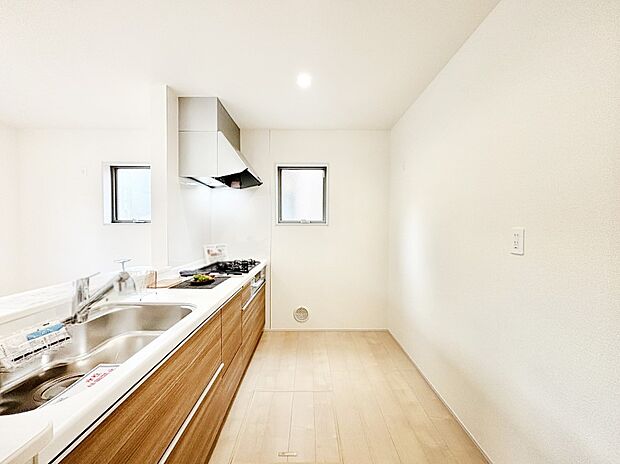 爽やかな風が通り抜けるキッチン。窓があるので明るく換気にも役立ちます。