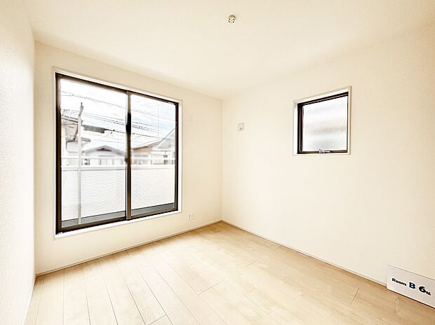 明るいバルコニーサイドに洋室を設置。目覚めの良い寝室に