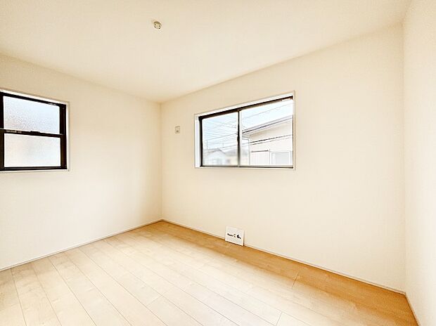 2面採光で気持ちよく自然光が取り入れられるのでお子様のお部屋にもピッタリ