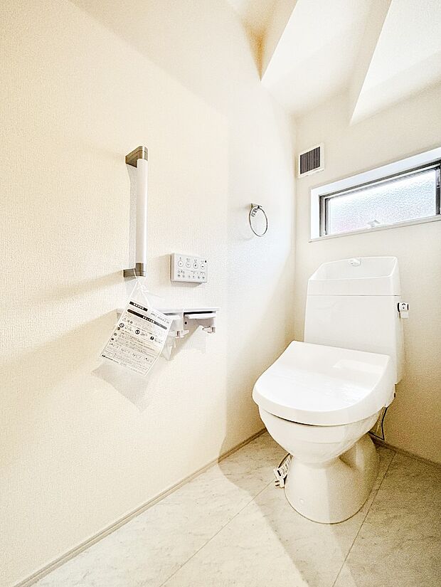 換気用小窓があり、明るく清潔な空間です。