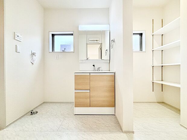 スタイリングに便利な三面鏡、ミラーキャビネットで細かい物スッキリ