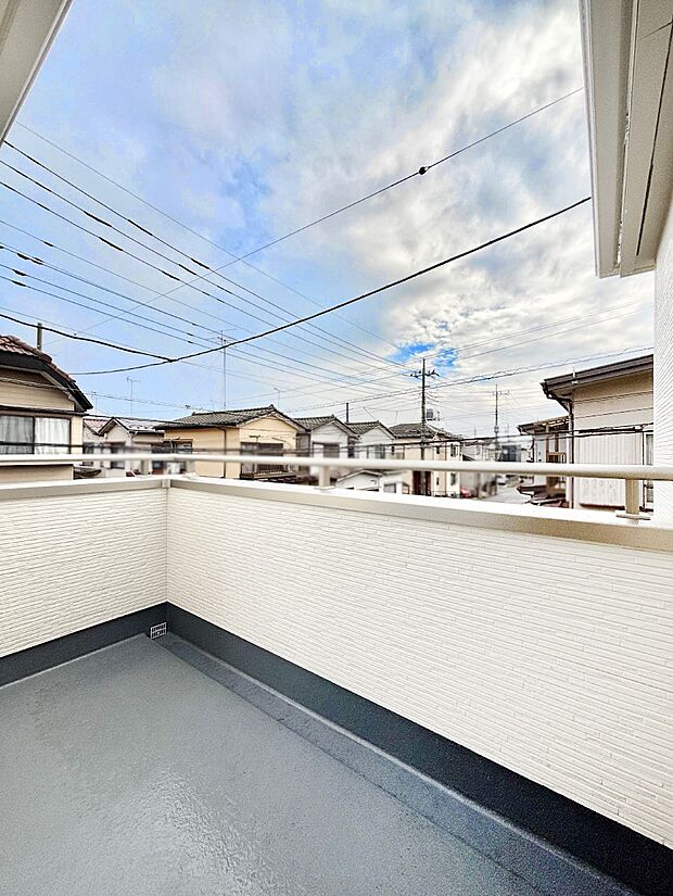 ゆったりバルコニーだから沢山お洗濯ものを干せます。