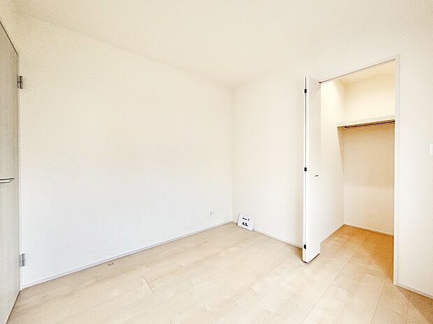 ウォークインクローゼットがあるお部屋!季節ごとの入れ替えも不要で便利です