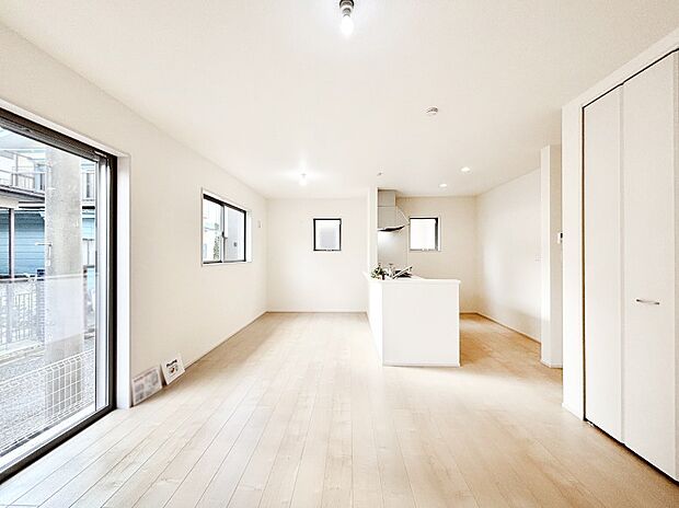 明るい陽光が注ぎ、寛ぎの雰囲気に満たされるダイニング。