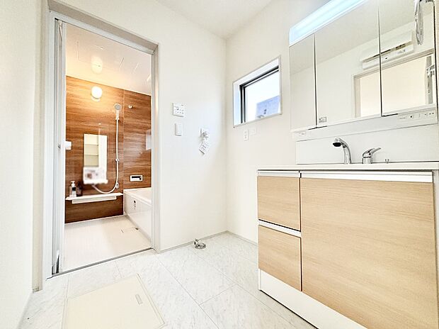 清潔感ある洗面化粧室で朝の身支度も快適