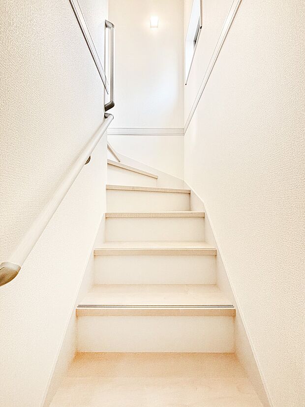 安全性を考慮し階段には手すりを設置しています