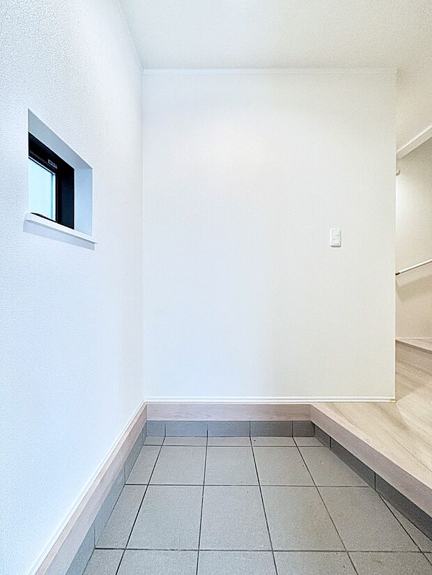 窮屈さを感じさせない広々玄関！ 