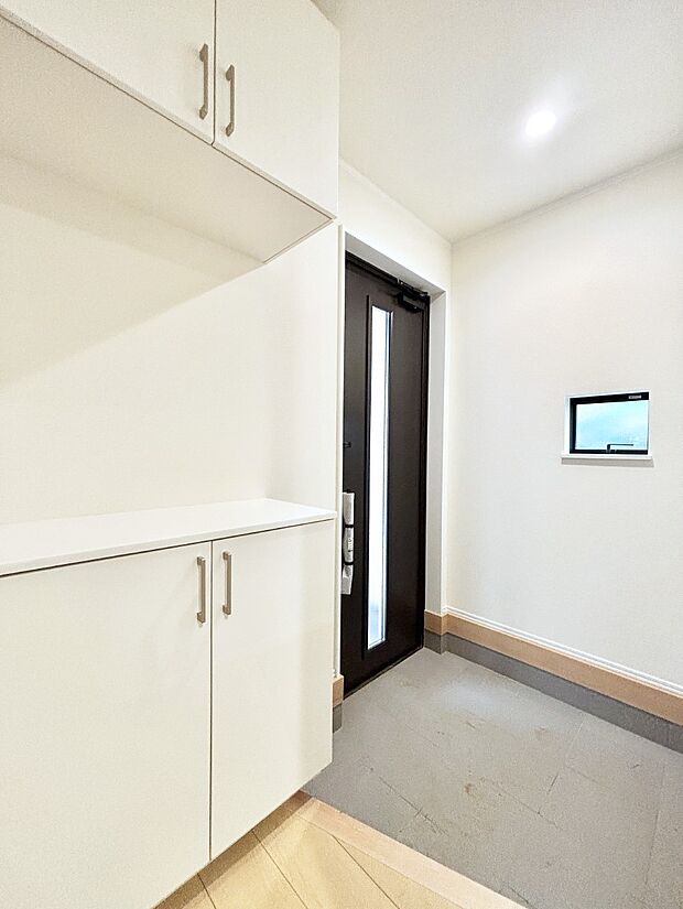 飾り棚を利用して、お越しいただくお客様をおもてなしできます。