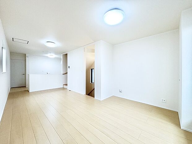 内装「ただいま」「おかえり」家族とのコミュニケーションが深まるリビングイン階段。 