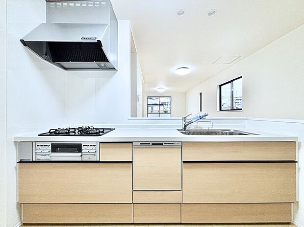 リビングを見渡せる人気のカウンターキッチン。 家族を見守りながら家事をすることができます。