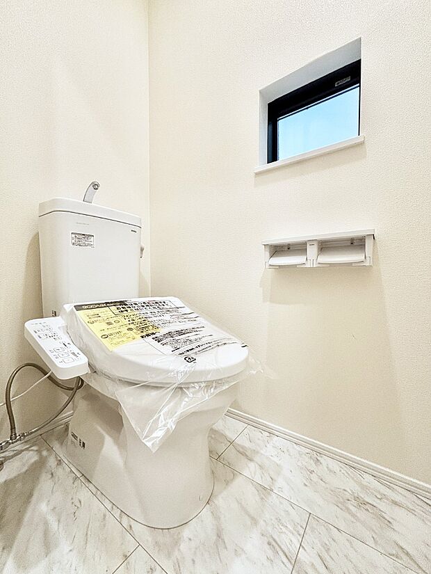換気用小窓があり、明るく清潔な空間です。