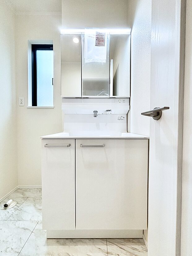 大きく見やすい三面鏡で清潔感ある洗面台は、身だしなみチェックや肌のお手入れにおすすめです。